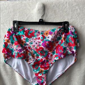 Raisins curve NWOTFloral Bikini bottoms with Vibrant Colors